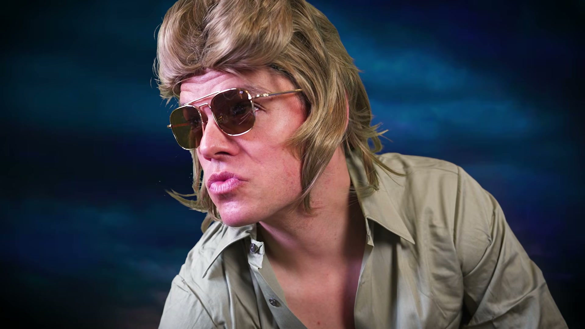 Mladší stylizovaná hudební persona v detailu