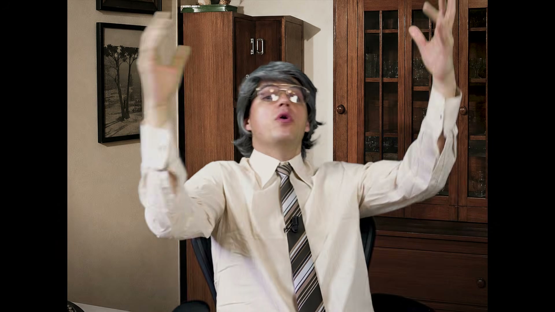Obě ruce se zvedají nad obvyklou rovinu těla