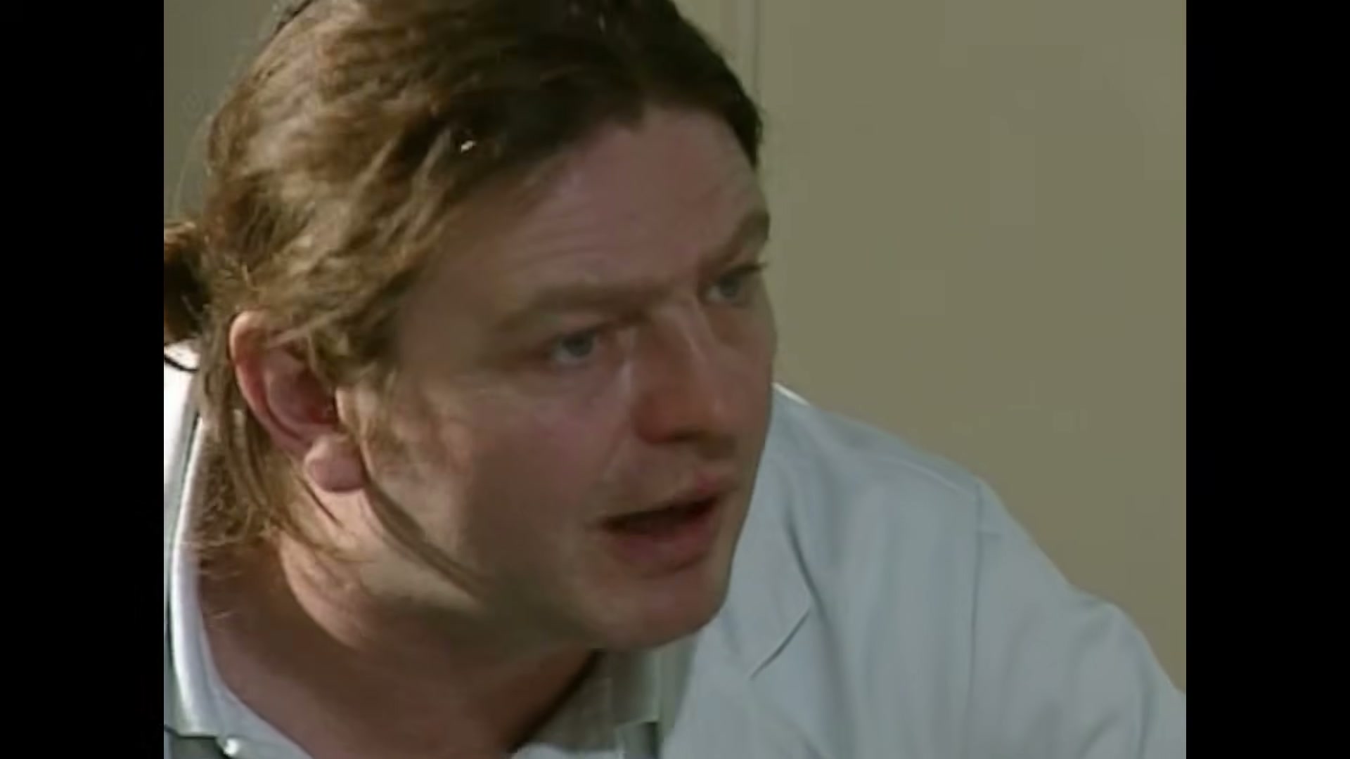 Filmová postava odpovídá větou o tom, co teče ven