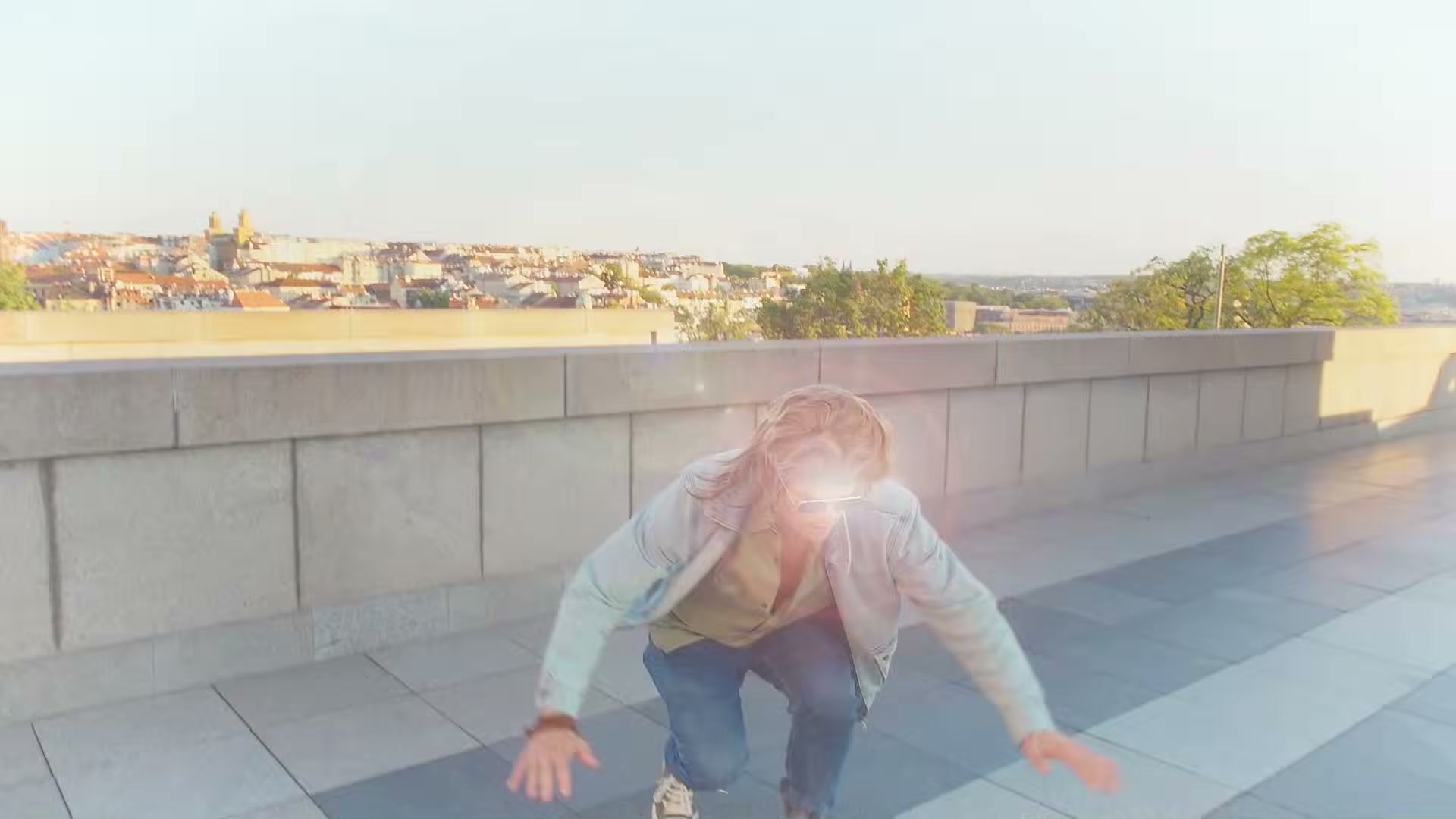 Postava se opírá o dlažbu