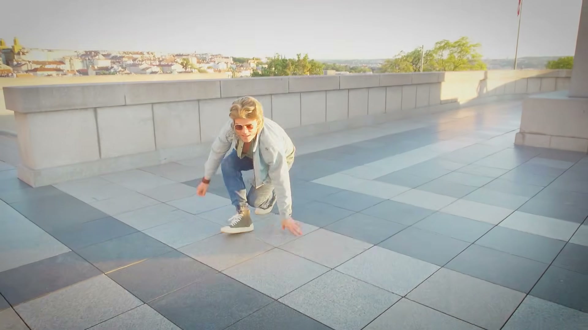Postava se z podřepu znovu obrací tváří k divákovi