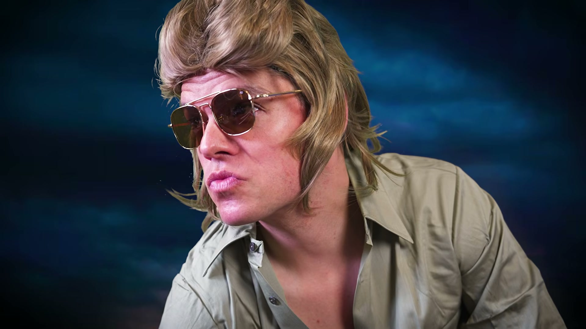Blond persona nastavuje ke kameře především profil